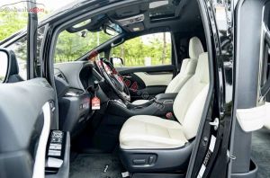 Xe Lexus LM 300h Royal Lounge 2020