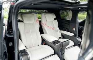 Xe Lexus LM 300h Royal Lounge 2020