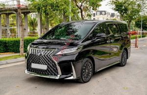 Xe Lexus LM 300h Royal Lounge 2020