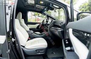 Xe Lexus LM 300h Royal Lounge 2020