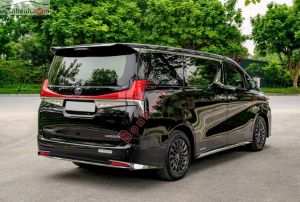 Xe Lexus LM 300h Royal Lounge 2020