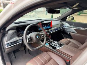 Xe BMW 7 Series 740i Pure Excellence 2024